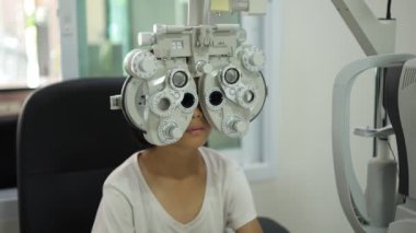 Optik mağazada çocuk göz testi, çocuk göz muayenesi 