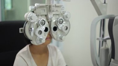 Optik mağazada çocuk göz testi, çocuk göz muayenesi 