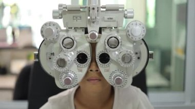Optik mağazada çocuk göz testi, çocuk göz muayenesi 