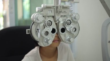 Optik mağazada çocuk göz testi, çocuk göz muayenesi 