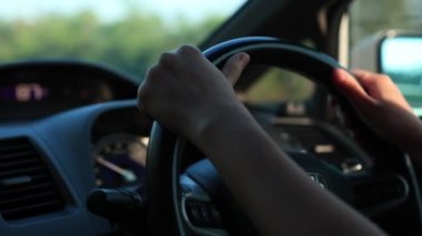 El arabası yolda, araba sürüyor.