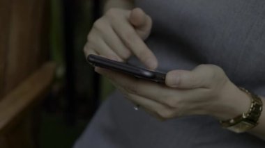 El telefonu kullanmak, el ele tutuşmak, akıllı telefon kullanmak. 