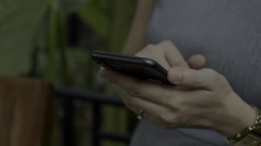 El telefonu kullanmak, el ele tutuşmak, akıllı telefon kullanmak. 