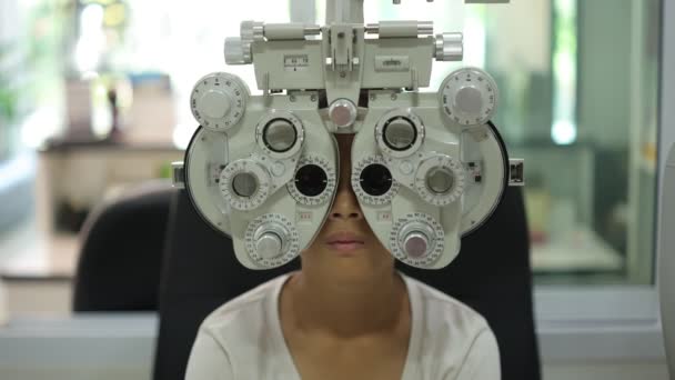 光学商店的儿童眼科检查 儿童眼科检查 — 图库视频影像