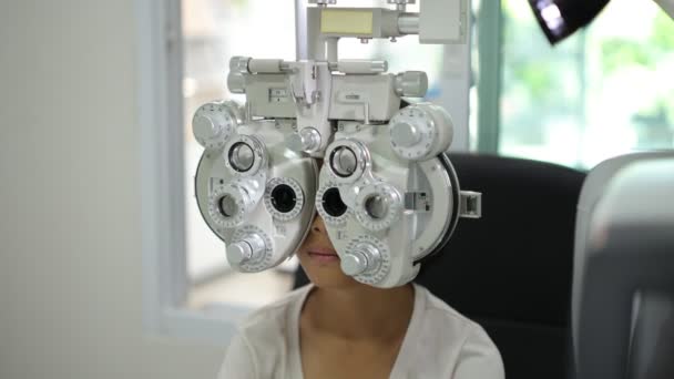 Kinderaugentest Optikgeschäft Kinderaugenuntersuchung — Stockvideo