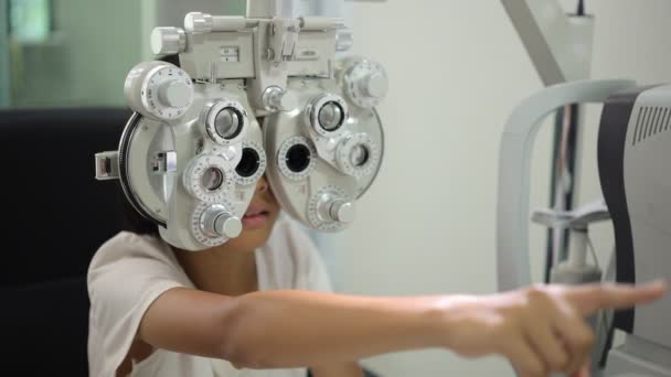 Badanie Wzroku Dziecka Sklepie Optycznym Badanie Wzroku Dziecka — Wideo stockowe