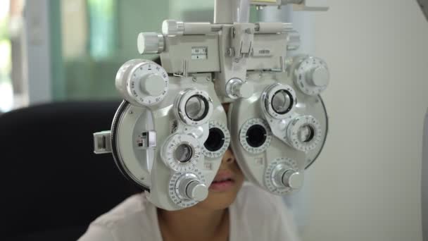 Barn Ögon Test Optisk Butik Kid Ögon Examen — Stockvideo