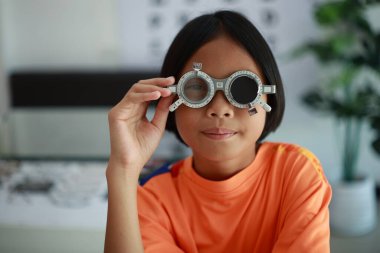 Göz muayenesi optik dükkanda, çocuk göz testi 