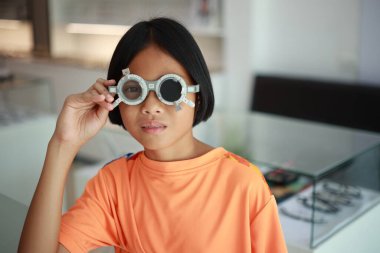 Göz muayenesi optik dükkanda, çocuk göz testi 