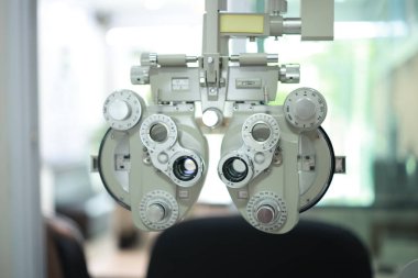 Optik deposunda Phoropter göz testi 