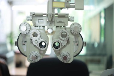 Optik deposunda Phoropter göz testi 