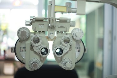 Optik deposunda Phoropter göz testi 