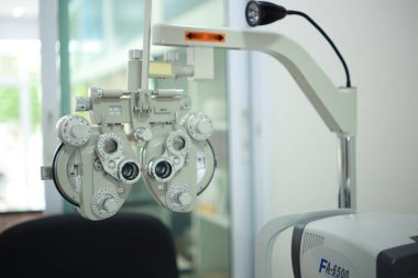 Optik deposunda Phoropter göz testi 