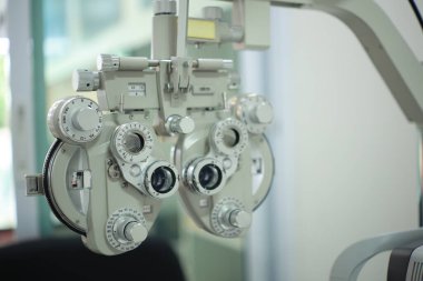 Optik deposunda Phoropter göz testi 