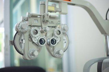 Optik deposunda Phoropter göz testi 