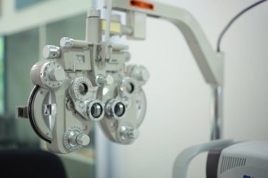 Optik deposunda Phoropter göz testi 