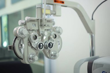 Optik deposunda Phoropter göz testi 