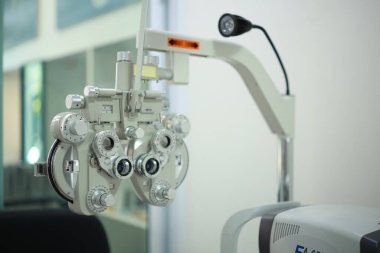 Optik deposunda Phoropter göz testi 