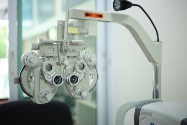 Optik deposunda Phoropter göz testi 