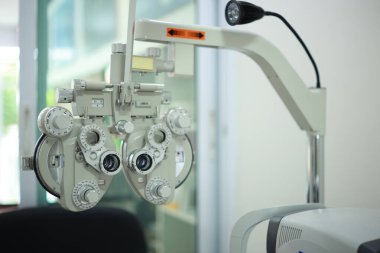 Optik deposunda Phoropter göz testi 