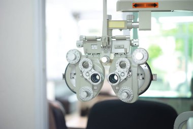 Optik deposunda Phoropter göz testi 