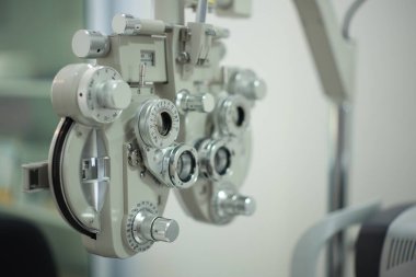 Optik deposunda Phoropter göz testi 