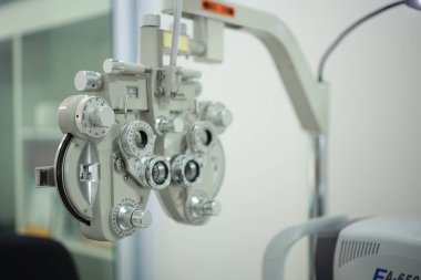 Optik deposunda Phoropter göz testi 