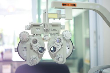 Optik deposunda Phoropter göz testi 