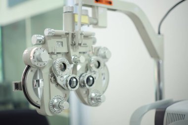 Optik deposunda Phoropter göz testi 