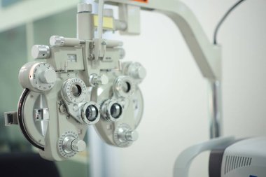 Optik deposunda Phoropter göz testi 