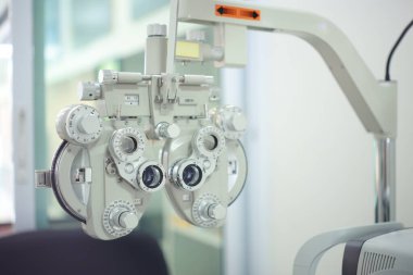 Optik deposunda Phoropter göz testi 