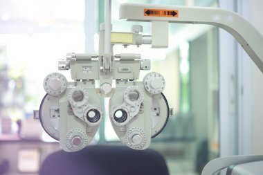 Optik deposunda Phoropter göz testi 