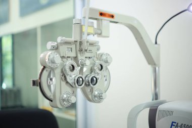 Optik deposunda Phoropter göz testi 