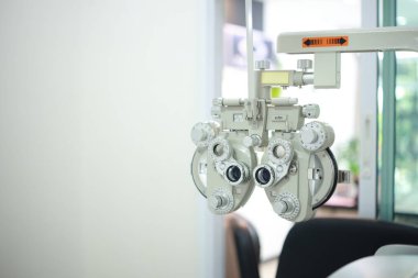 Optik deposunda Phoropter göz testi 