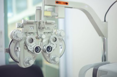 Optik deposunda Phoropter göz testi 