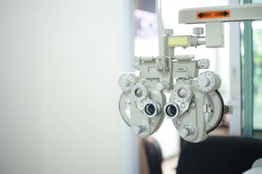 Optik deposunda Phoropter göz testi 