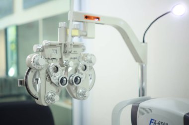 Optik deposunda Phoropter göz testi 