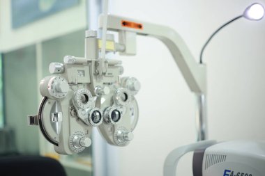 Optik deposunda Phoropter göz testi 