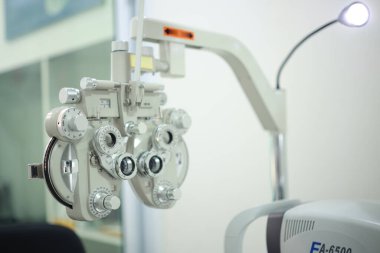 Optik deposunda Phoropter göz testi 