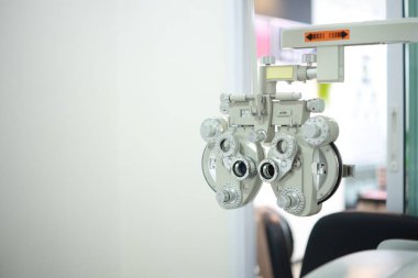 Optik deposunda Phoropter göz testi 