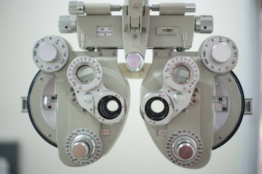 Optik deposunda Phoropter göz testi 