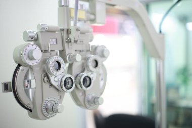 Optik deposunda Phoropter göz testi 