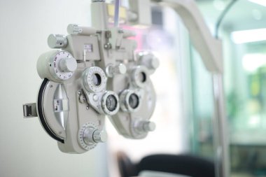 Optik deposunda Phoropter göz testi 