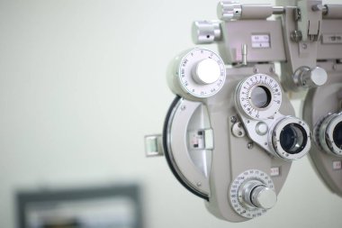 Optik deposunda Phoropter göz testi 