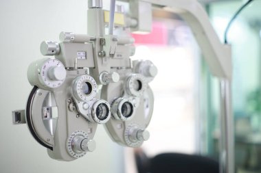 Optik deposunda Phoropter göz testi 