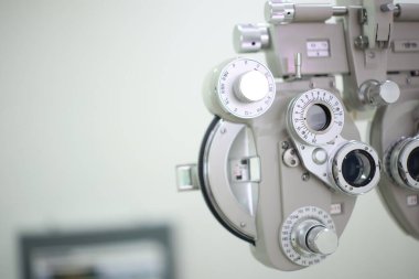 Optik deposunda Phoropter göz testi 