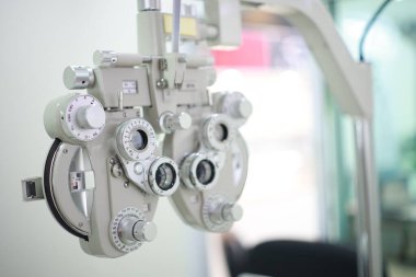 Optik deposunda Phoropter göz testi 