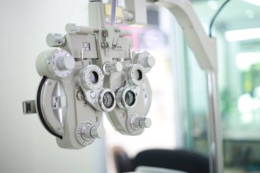 Optik deposunda Phoropter göz testi 