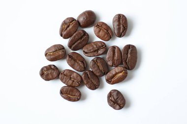 Fasulye beyaz, kahve çekirdekleri beyaz arka planda. 