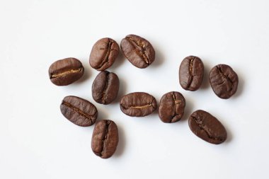 Fasulye beyaz, kahve çekirdekleri beyaz arka planda. 